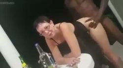 Mamie française se fait taper dans le fond par un black