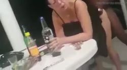 Cette brune mature invite son voisin noir pour la baiser