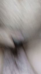 El abuelo y su joven amigo se graban en la cámara follándose duro