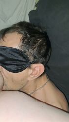 Mon soumis lèche sans relâche sous mon cul