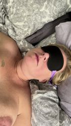 Blonde enceinte orgasme intense yeux bandés