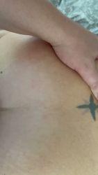 Amatrice tatouée blonde me pompe puis prend éjac interne