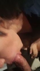 Je chante la marseillaise pendant une pipe intense avec des latinas amateurs dans une orgie torride