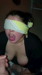Yeux bandés elle suce, elle adore me faire du bien