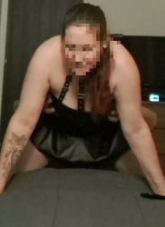 Je force mon nouveau plan cul à me lécher la chatte en facesitting et il adore