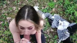Sous les arbres je reçois un facial inattendu