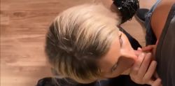 Blonde en bottes se met à genoux pour une pipe en POV