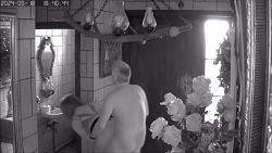 Couple français se déshabille pour du sexe public aux toilettes