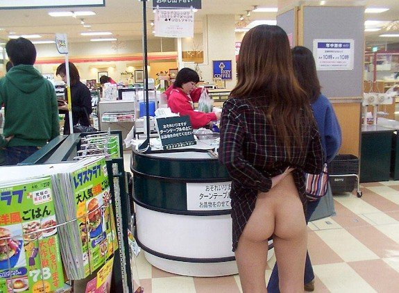 Japanese milf show herself in public n°0