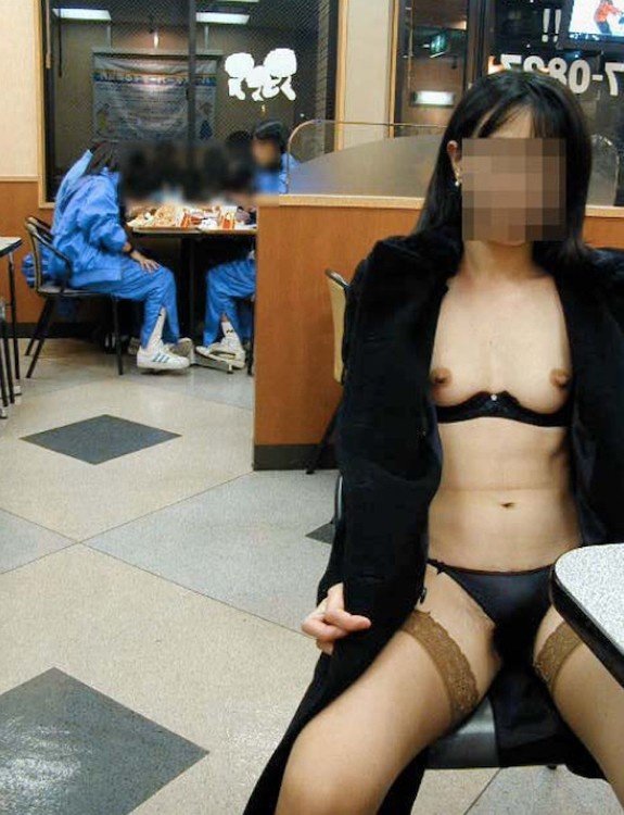 Japanese milf show herself in public n°13