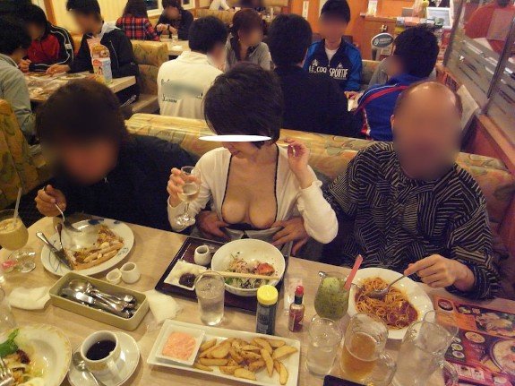 Japanese milf show herself in public n°14