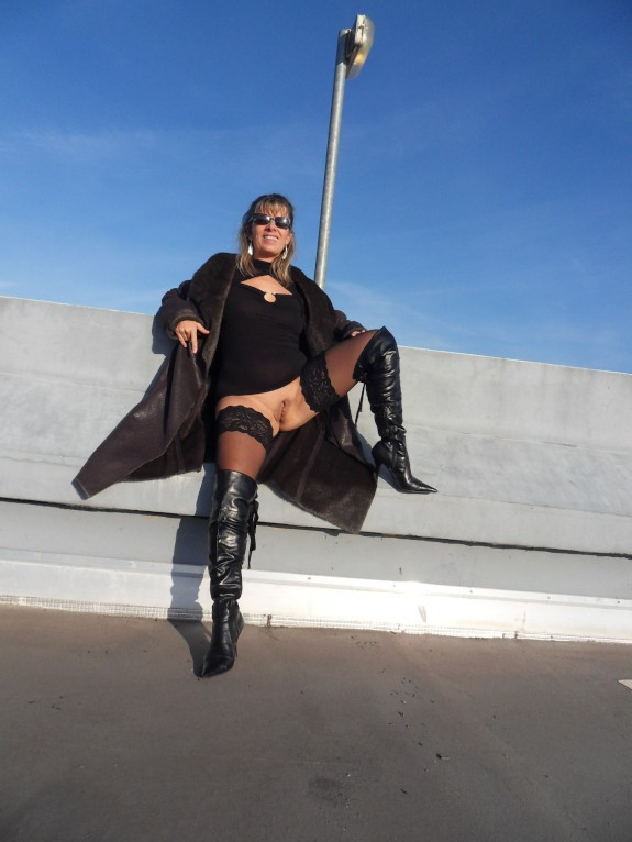 Ma belle-mère aime montrer sa chatte en public n°16