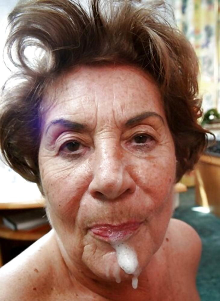 MILFs Sborra della nonna sul viso n°10