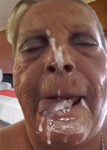 MILFs Sborra della nonna sul viso n°12
