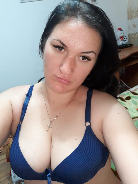 My mom can’t stop sending me sexy pics n°0