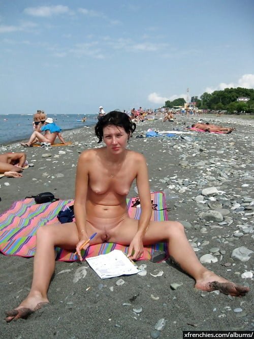 Voyeur fetish naked girl at the beach, public sex n°1