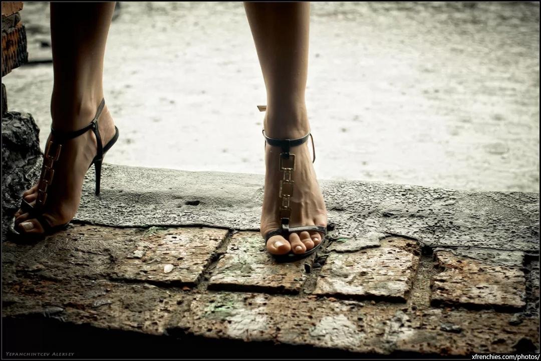 Sexy feet with heels and sexy tights n°14