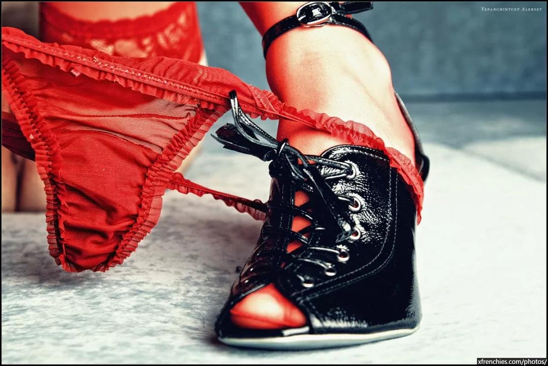 Sexy feet with heels and sexy tights n°15