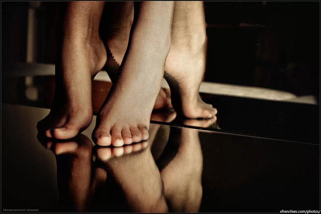Sexy feet with heels and sexy tights n°28