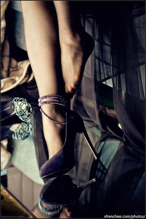 Sexy feet with heels and sexy tights n°33
