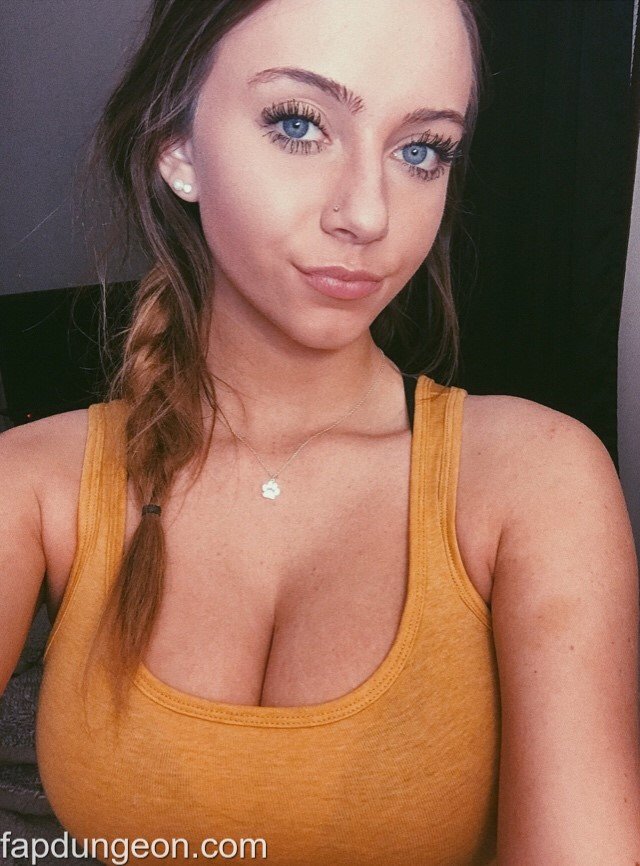 Salope brune avec de gros seins naturels portent des sous vêtements sexys n°9