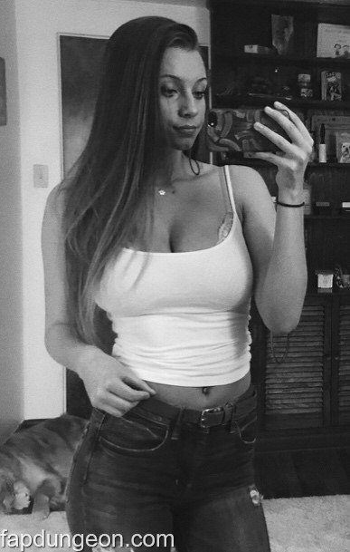 Salope brune avec de gros seins naturels portent des sous vêtements sexys n°24