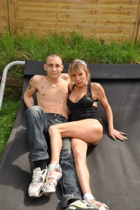 Mature blonde prend un jeune comme attraction n°15