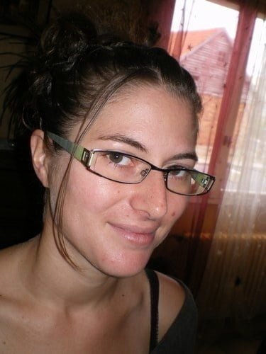 Brune à lunettes avec un corps sexy n°43