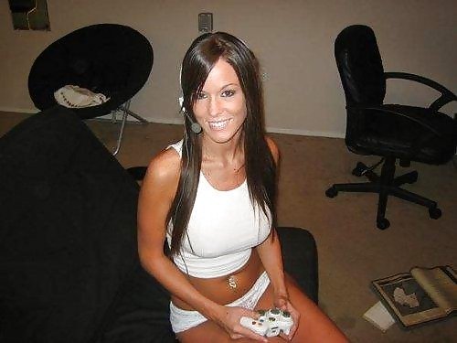 Brune à lunettes avec un corps sexy n°3