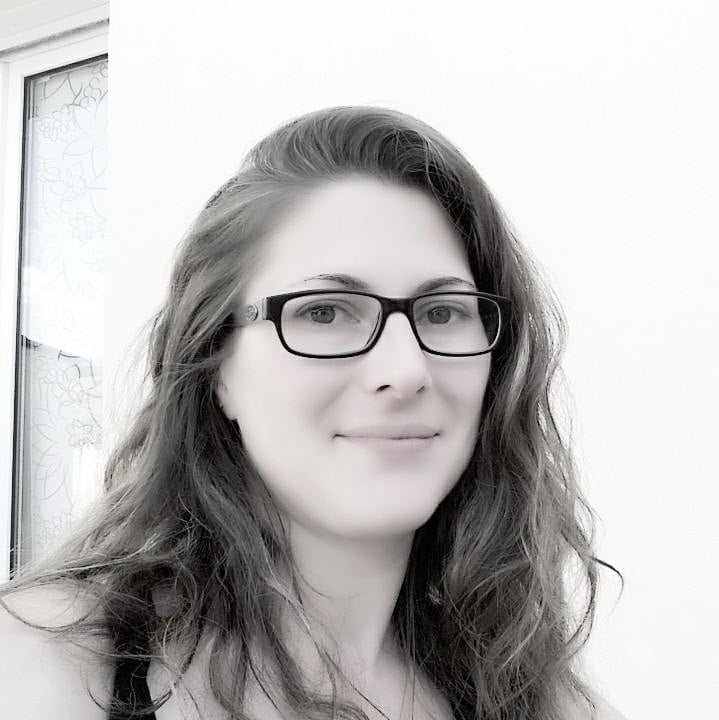 Brune à lunettes avec un corps sexy n°13