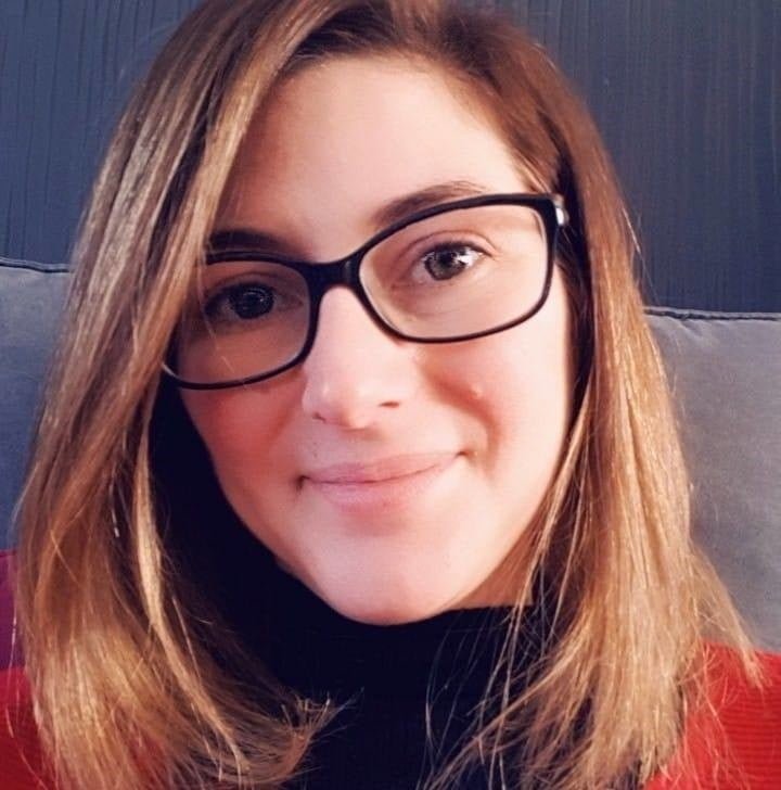 Brune à lunettes avec un corps sexy n°20
