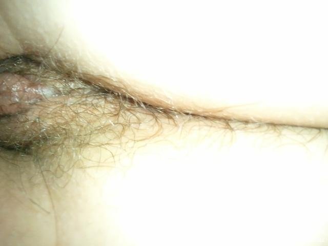Gros plans seins et chatte poilue amateur au lit n°14