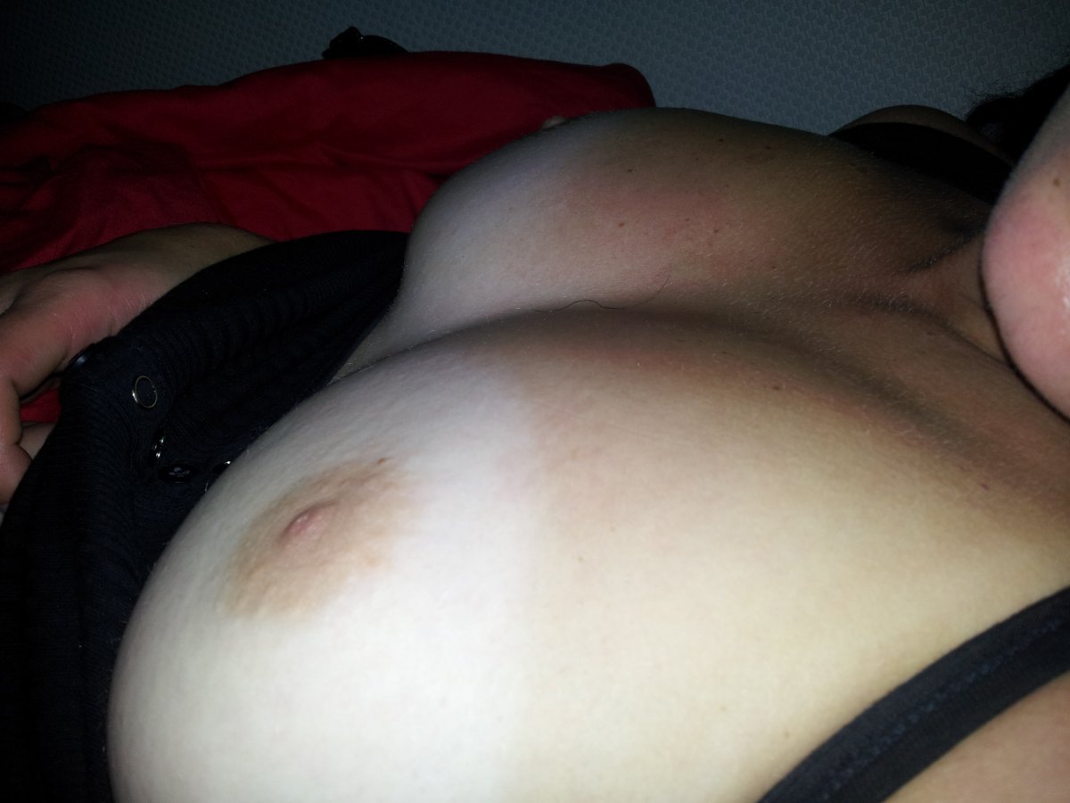 Seins de ma copine, haut relevé un soir d’été n°0