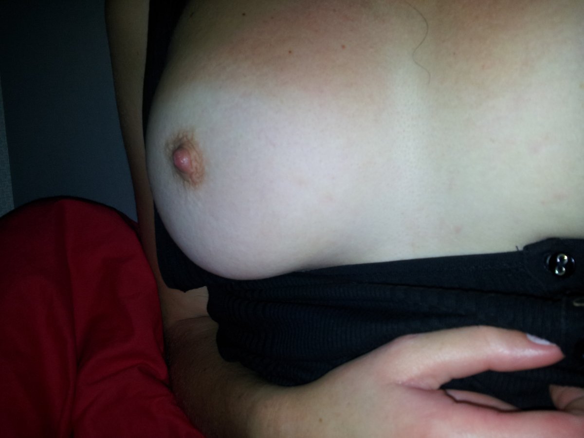 Seins de ma copine, haut relevé un soir d’été n°5
