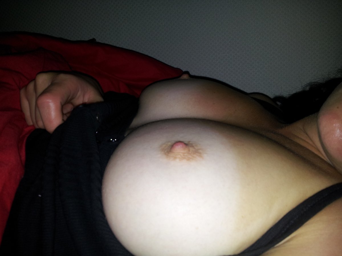 Seins de ma copine, haut relevé un soir d’été n°6