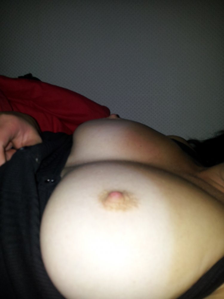 Seins de ma copine, haut relevé un soir d’été n°8