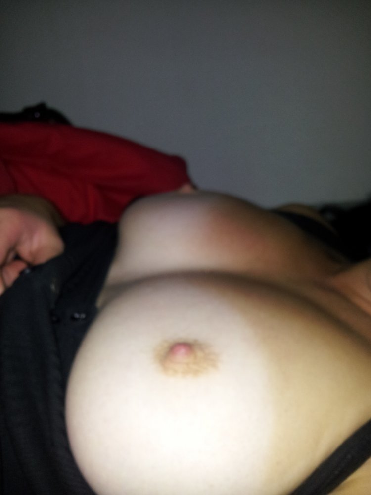 Seins de ma copine, haut relevé un soir d’été n°9